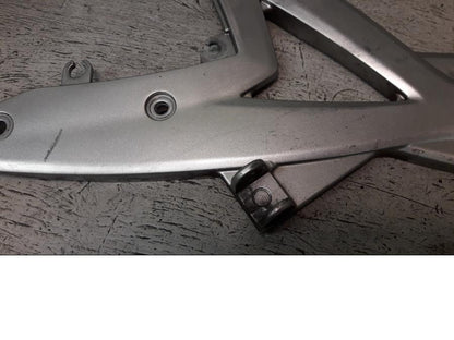 Baksidan på Fotpinnefäste från en Kawasaki ER-6F -2007 motorcykel.