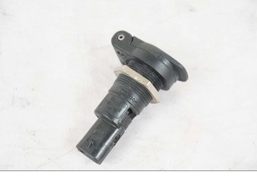 Framsidan på El uttag 12 V från en BMW R 1250 GS -2019 motorcykel.